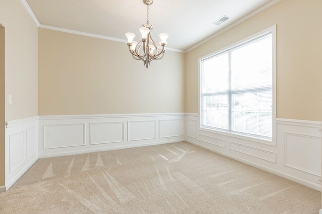 Building Photo - Spacious 4 bedroom, 2.5 bath Home Coming A...