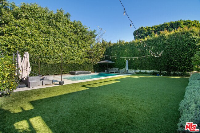 Building Photo - 9145 Sawyer St