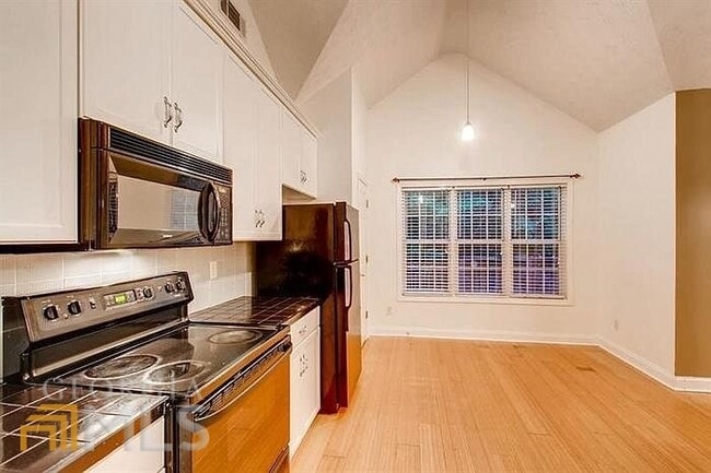 Building Photo - 154 Strathmore Dr