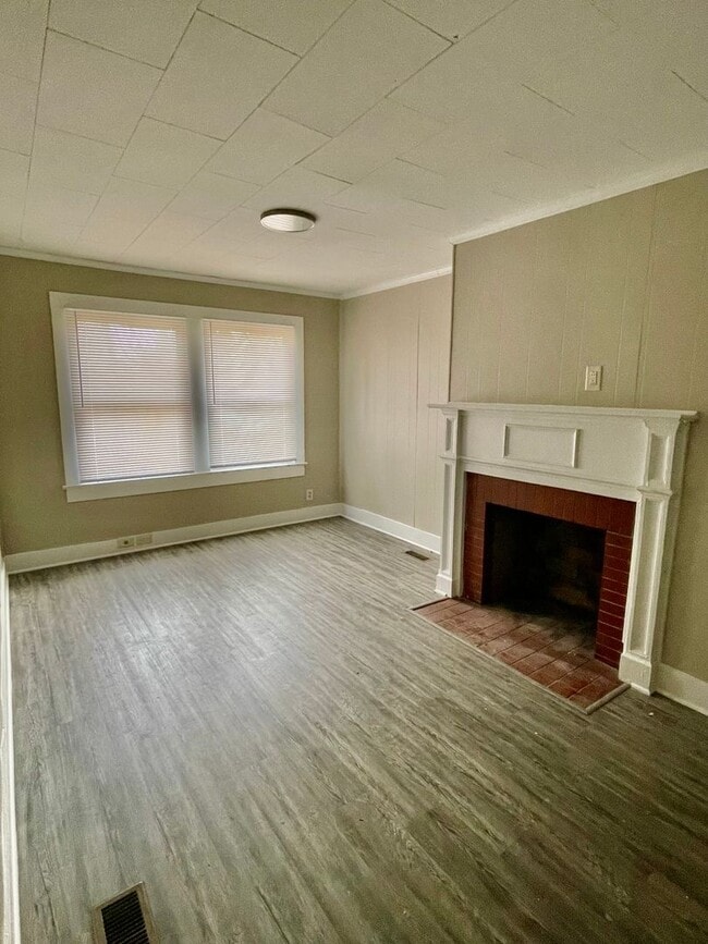 Building Photo - Take a look at this Adorable 3 bedroom 1 bath home Located in Gastonia