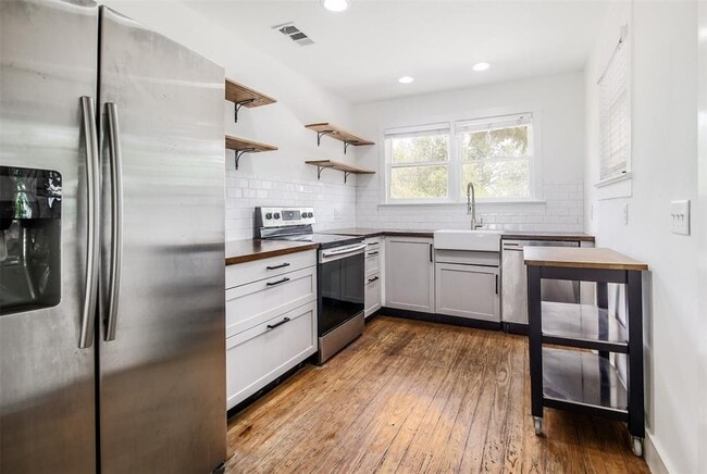 Building Photo - 917 W 4th St