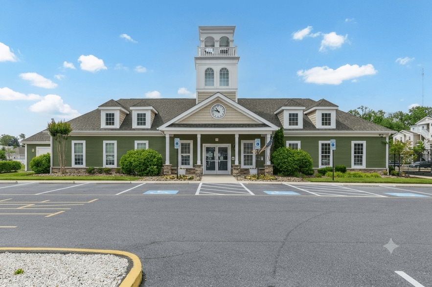 Building Photo - Carillon Woods