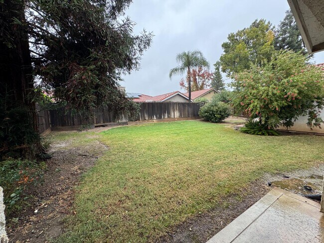 Building Photo - 1848 E Everglade Ave