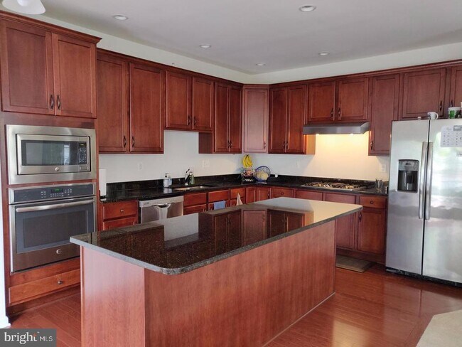 Building Photo - 42891 Edgegrove Heights Terrace