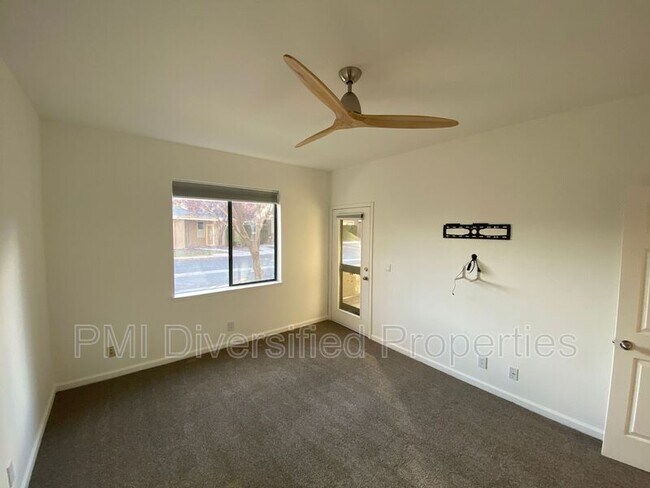Building Photo - 1465 E Peckham Ln