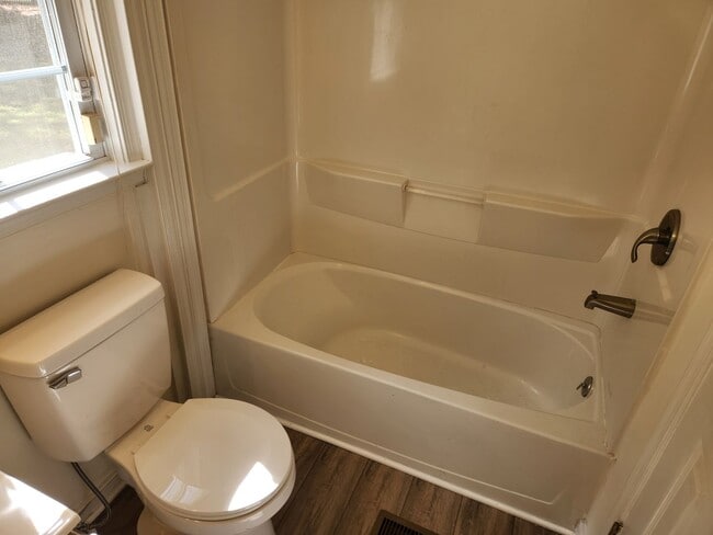 Building Photo - Chesterfield 4 bedroom 3 Full Bath Home-Be...