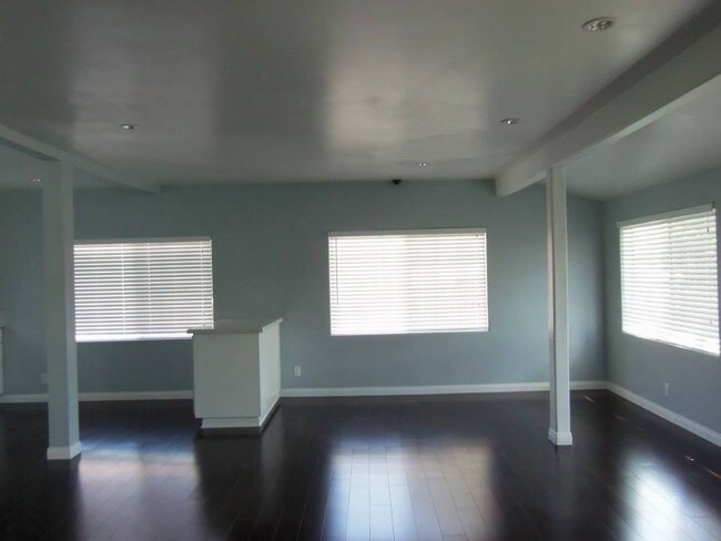 Great room - 6623 Babcock Ave