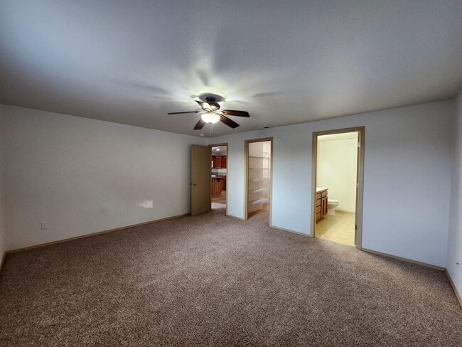 Building Photo - Spacious 3 bedroom/2 bath on Cul-de-Sac, 3...
