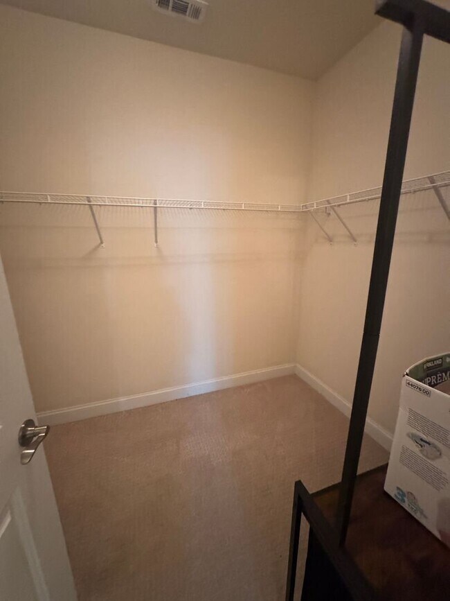 Building Photo - Your Franklin dream rental is here—4 bedrooms, a huge bonus, two en-suites, and an unbeatable loc...