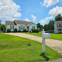 Building Photo - 3 Bedroom Ranch with fenced yard
