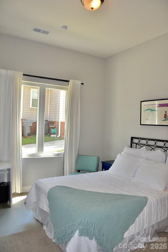 Building Photo - 916 Westbrook Dr