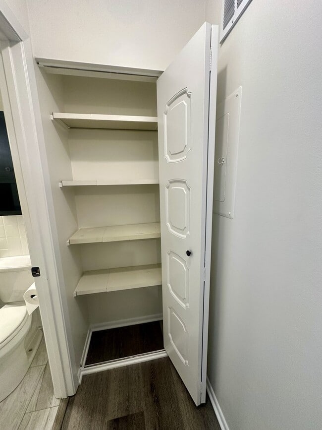 Building Photo - 1629 W Greenleaf Ave