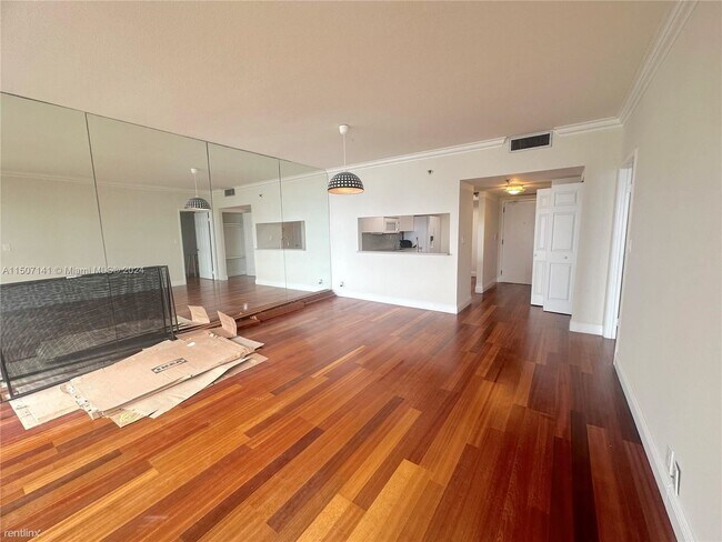 Building Photo - 1 br, 1.5 bath Condo - 520 Brickell Key Dr...