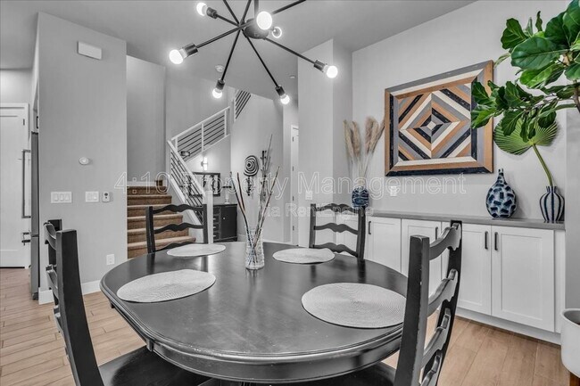 Building Photo - 1111 E Missouri Ave