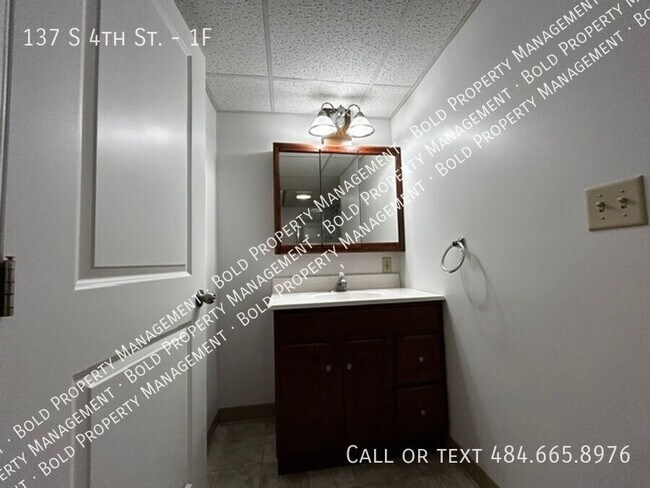 Building Photo - 137 S 4th St