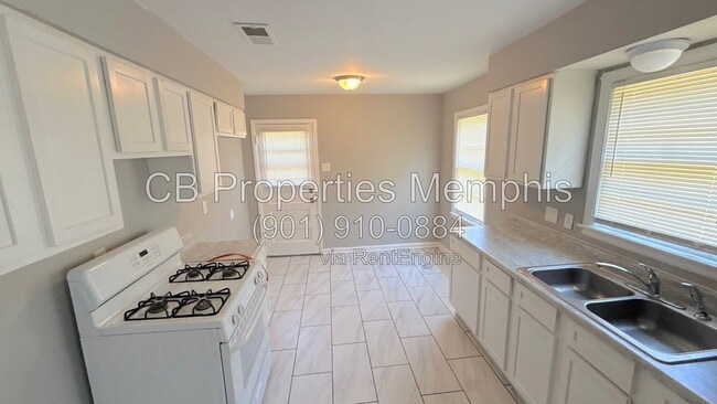 Building Photo - 1570 Jay Cove