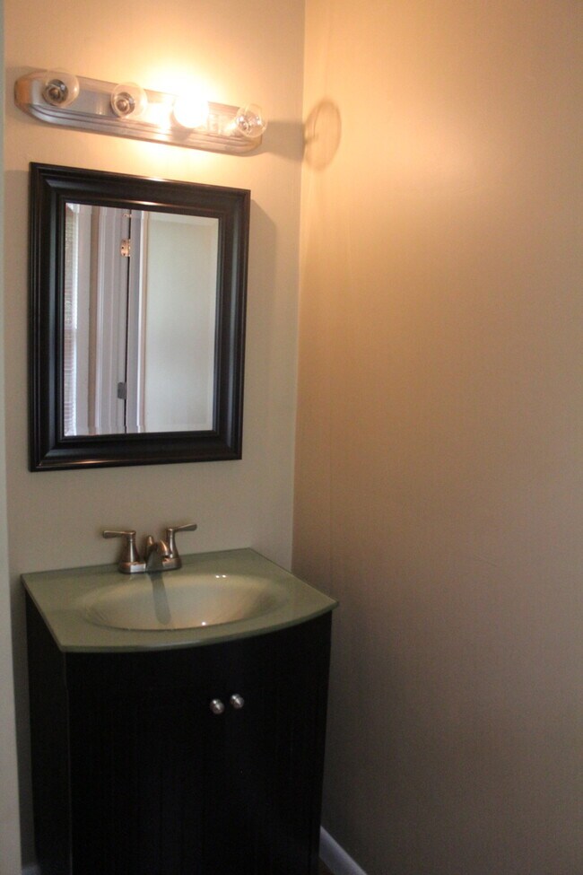 Building Photo - Ireland Dr. area