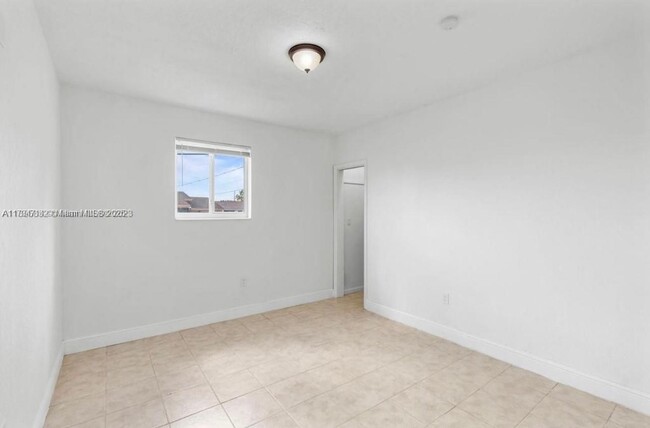 Building Photo - 1810 SW 70th Ave