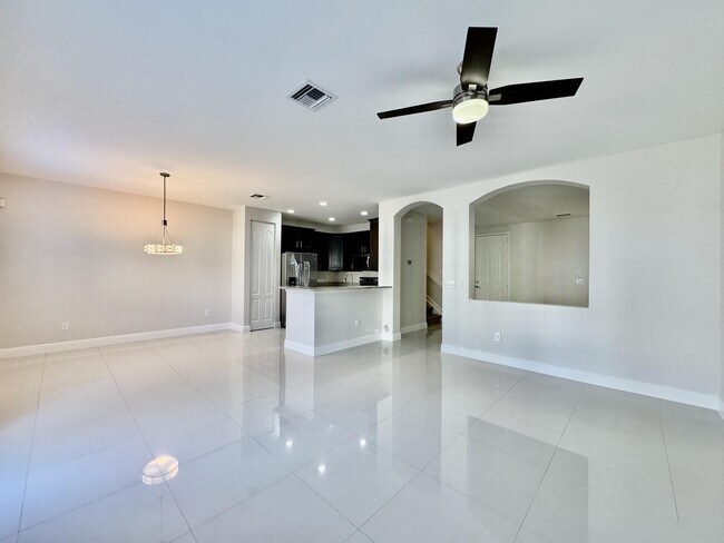 Building Photo - 9623 Town Parc Cir S