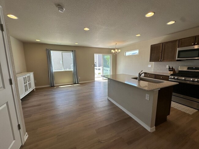 Building Photo - Modern Living in Skyview Village