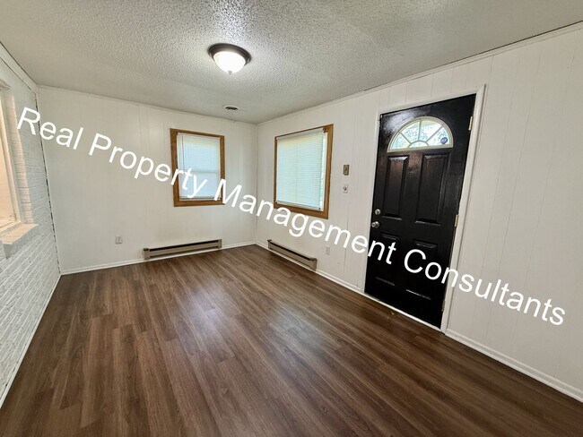 Building Photo - 2 Bedroom Classic Ranch