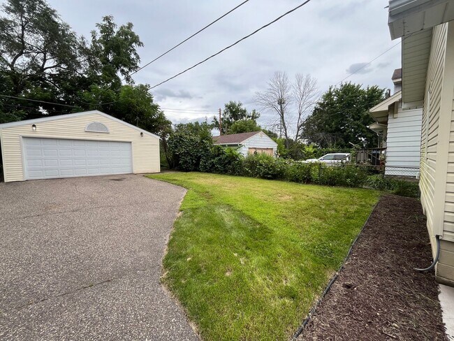 Building Photo - Gorgeous 2 Bedroom House with Massive Two Car Garage! Apply Today!