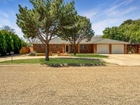 Building Photo - LARGE 3 BEDROOM HOME IN NORTHEAST CLOVIS