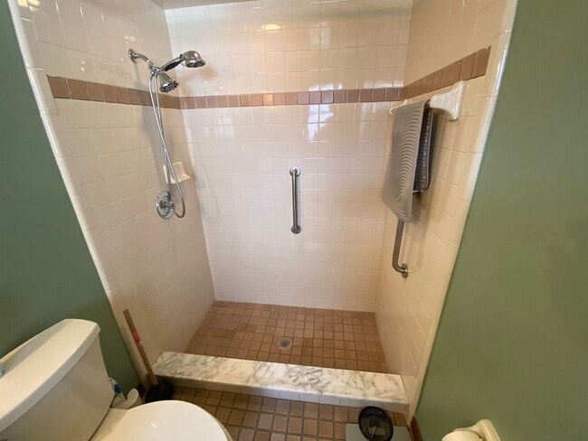 Building Photo - Beautiful 2/2/2 Deltona home