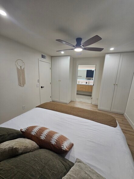 Building Photo - 266 E Via Escuela