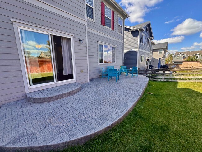 Building Photo - Large 4 bedroom home with a Fully Finished...