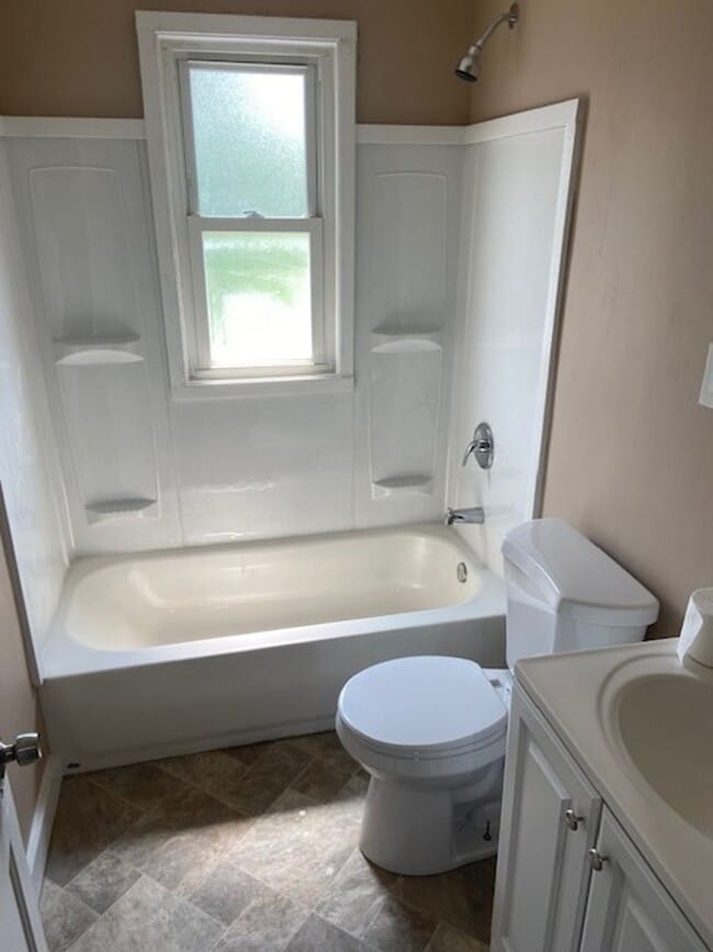 Building Photo - 2 bedroom house one block from City Park