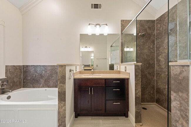 Building Photo - 300 Oak Hollow Dr