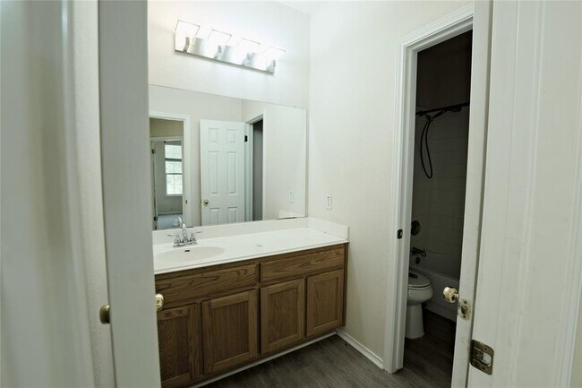 Building Photo - 704 Thrush Dr