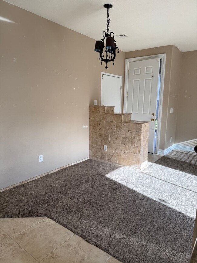 Building Photo - Fabulous Floor-Plan in Paradise Court!