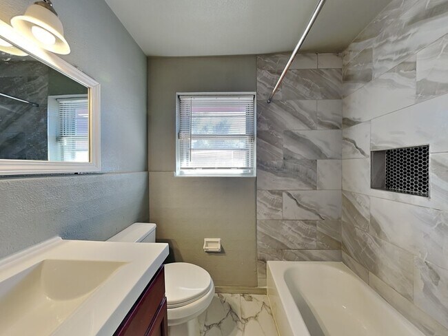 Building Photo - 836 Misty Glen Ln