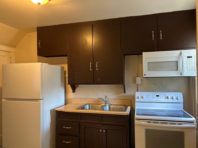 Building Photo - Beautiful 3 Bedroom End of Row Townhome in...