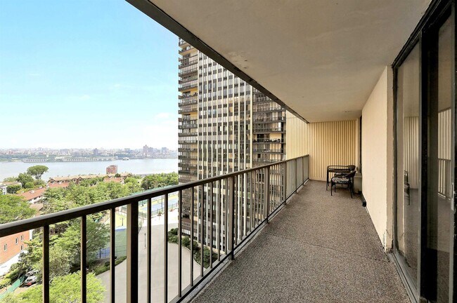 Building Photo - 300 Winston Dr