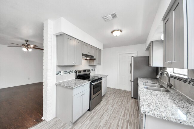 Building Photo - 7410 La Pl Dr