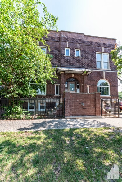 Building Photo - 1533 W Leland Ave
