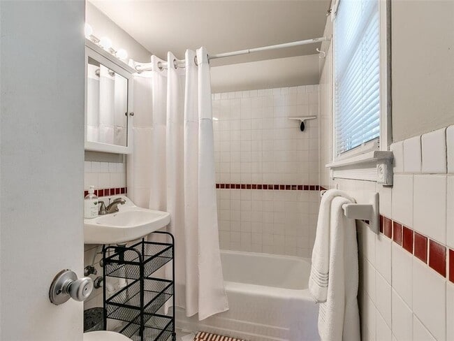 Building Photo - 1223 Monnett Ave