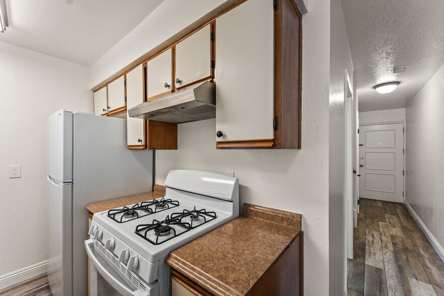 Building Photo - 248 E Buckthorn St