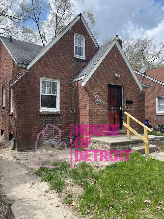 Building Photo - 3 BEDROOM 1 BATH BUNGALOW FREE PRE-SCREEN
