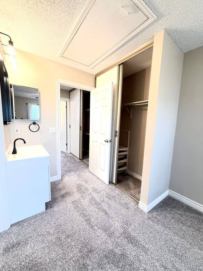 Building Photo - Updated 2 bed/2.5 bath townhome in Bear Creek