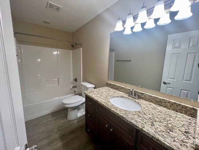 Building Photo - 3B/2.5B Spacious Townhome with Fenced Back...
