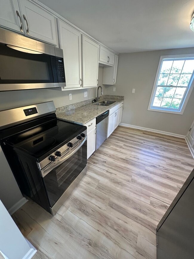 Building Photo - CHARMING, 1 BEDROOM UPPER LEVEL DUPLEX AVA...