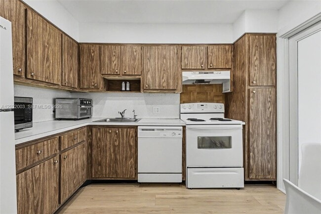 Building Photo - 3150 N Palm Aire Dr