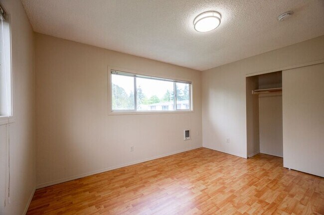 Building Photo - 13283 SE Oatfield Rd