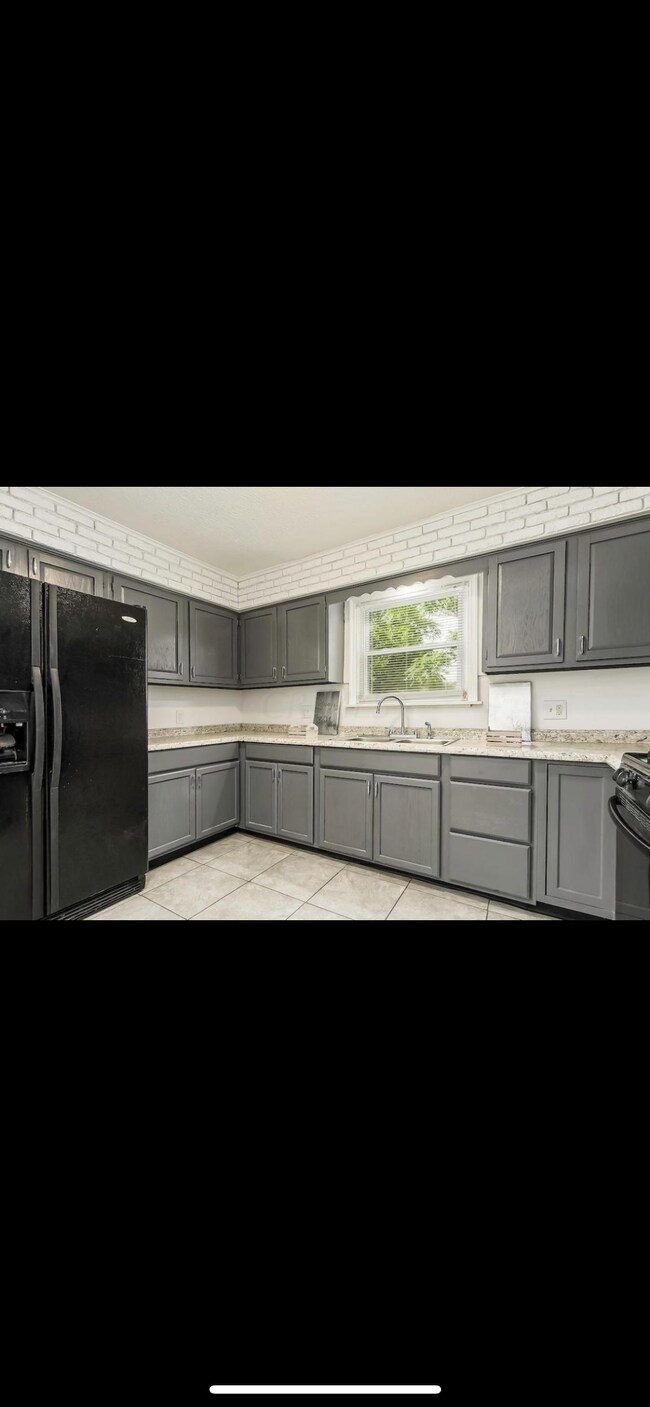 Building Photo - 1246 E 22nd Ave