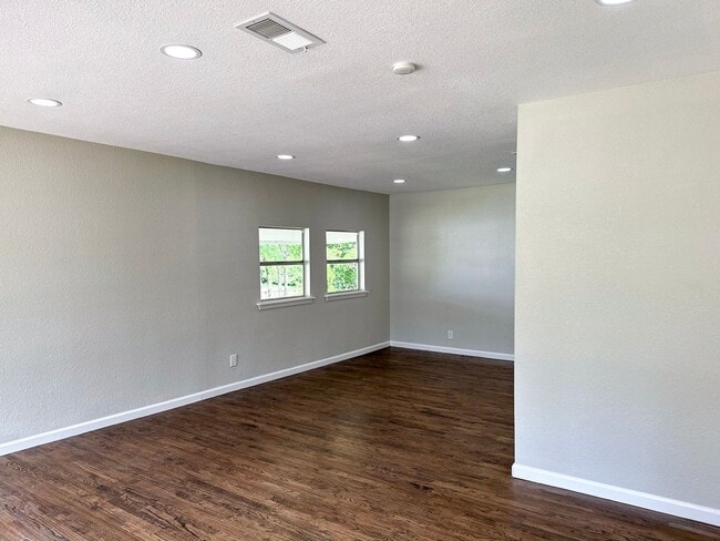 Building Photo - 4 Bedroom / 2 Bath