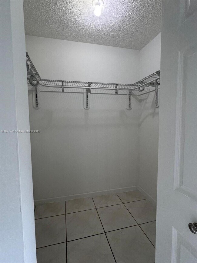 Building Photo - 526 NW 99th Ct